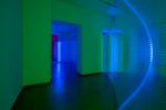 BETWEEN (2015), Strom Art Gallery, Brno (CZ) – Pavel Korbička, site-specific installation, polycarbonates, neons, 210x1800x412 cm, photo: Michaela Dvořáková